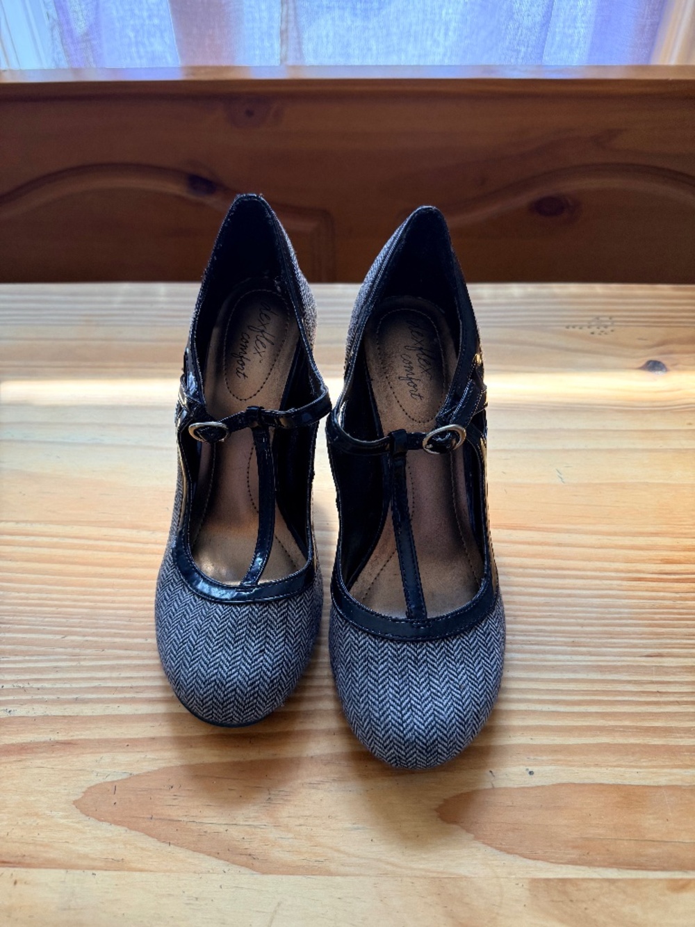 Round toe Mary Jane pumps size 6.5